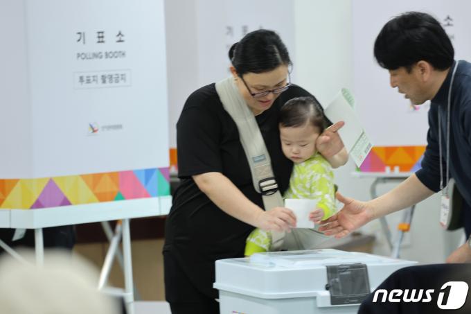 제22대 국회의원 선거 사전 투표 둘째날인 6일 오전 광주 광산구 운남동 행정복지센터 사전투표소에서 엄마를 따라 온 아이가 투표를 기다리고 있다. .2024.4.6/뉴스1 ⓒ News1 김태성 기자