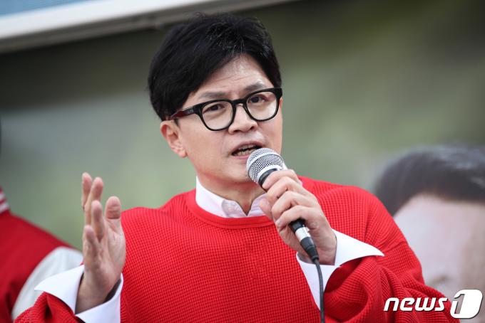 한동훈 국민의힘 총괄선거대책위원장이 제22대 국회의원선거(총선) 사전투표 둘째 날인 6일 경남 거제시 고현사거리에서 열린 ‘국민의힘으로 거제살리기’ 지원유세에서 서일준(경남 거제시) 후보의 지지를 호소하고 있다. 2024.4.6/뉴스1 ⓒ News1 이승배 기자