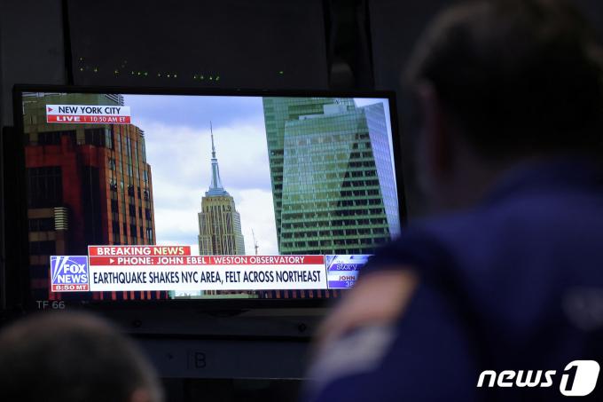 뉴욕증권거래소(NYSE)의 한 스크린에서 뉴저지주에서 발생한 지진을 보도하는 뉴스가 방영되고 있다. 2024.4.5 ⓒ 로이터=뉴스1 ⓒ News1 강민경 기자