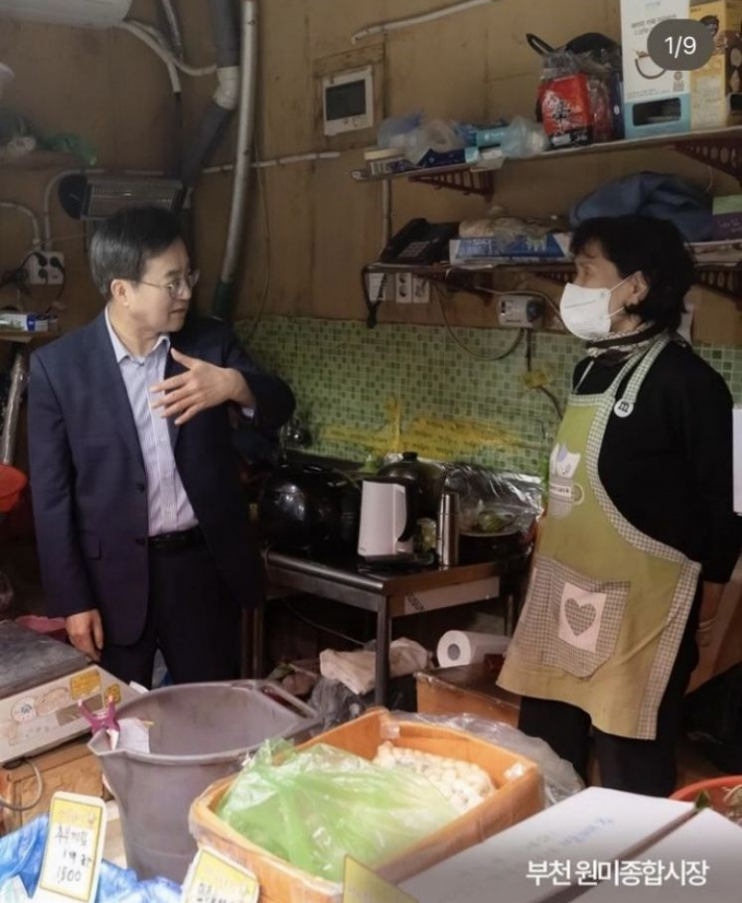 김동연 경기도지사가 도정의 최우선 과제는 '언제나 민생'임을 강조했다. 사진은 최근 부천 원미시장을 찾아 상인들의 고충을 듣던 김 지사. / 사진=김동연 경기도지사 SNS