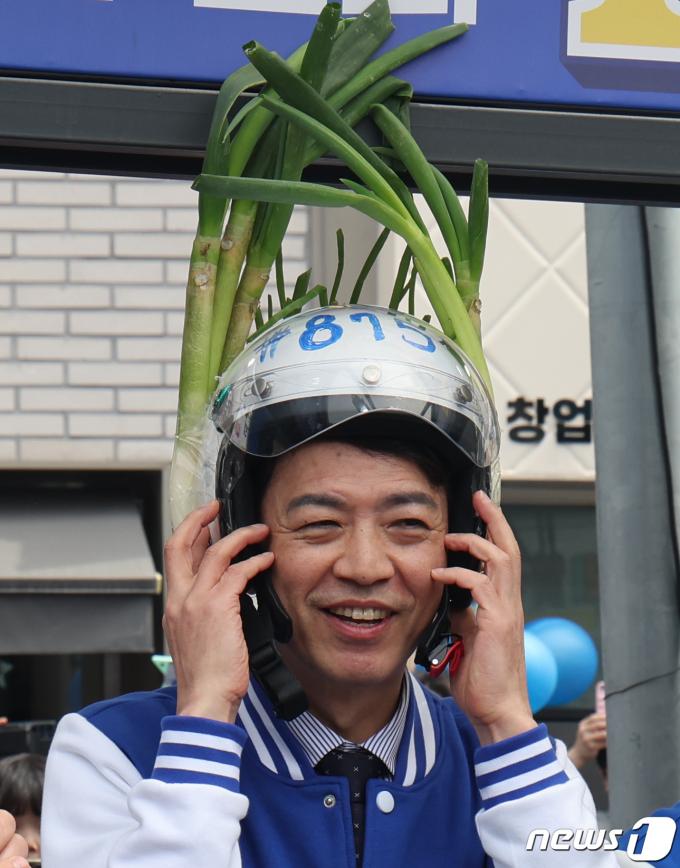 [사진] 대파 헬멧 착용한 부승찬 후보