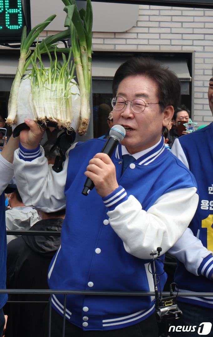 [사진] 대파 헬멧 든 이재명 대표