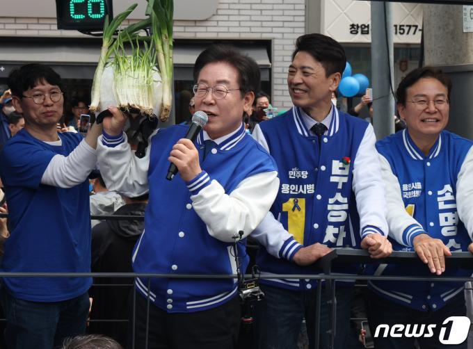 [사진] 대파 헬멧 든 이재명 대표
