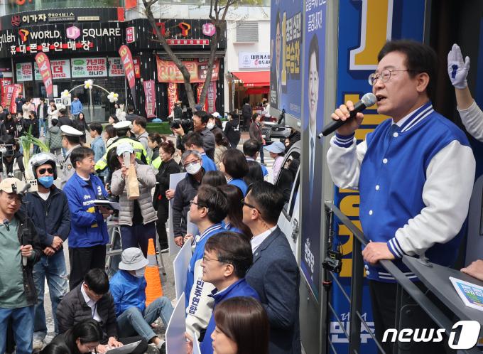 [사진] 용인 후보 지원 나선 이재명 대표