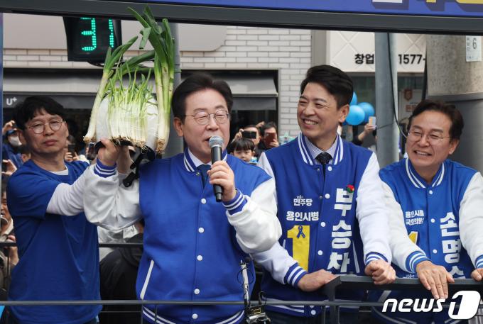 [사진] 이재명 대표 '대파 들고 유세'