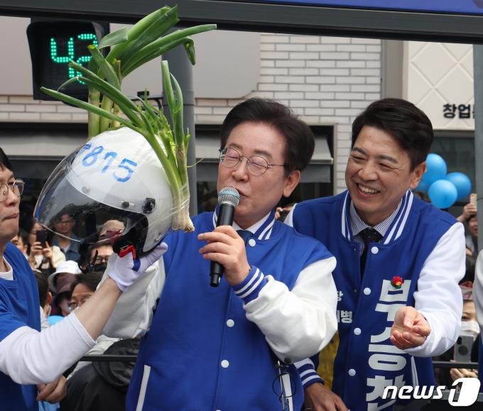 [사진] 대파 헬멧 든 이재명 대표