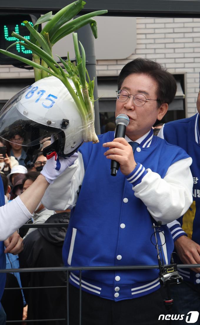 [사진] 대파 헬멧 든 이재명 대표
