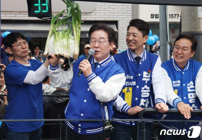 [사진] 대파 헬멧 들고 유세하는 이재명 대표