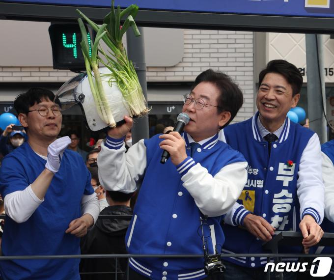 [사진] 부승찬 후보 지지 유세서 대파 든 이재명 대표