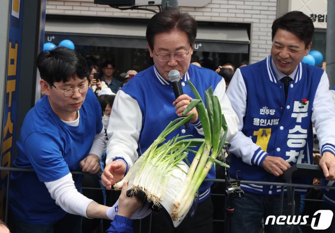 [사진] 대파 헬멧 전달 받는 이재명 대표