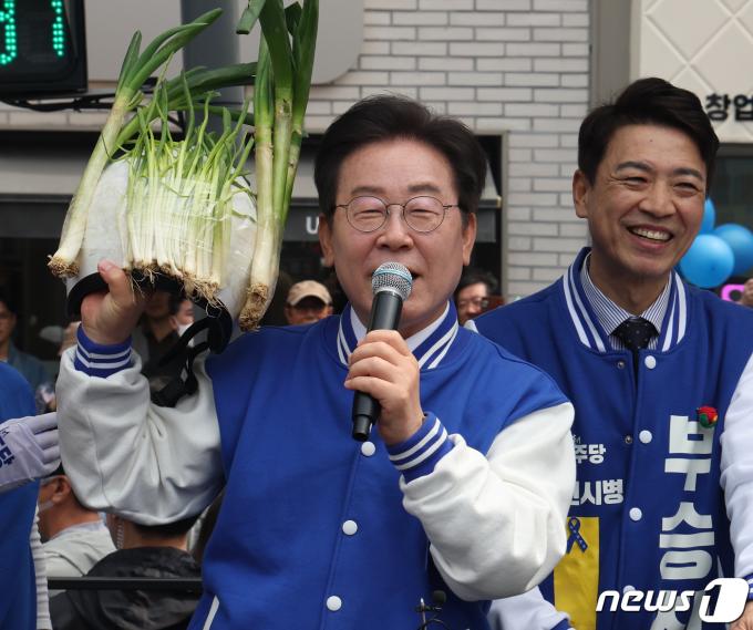 [사진] 부승찬 후보 지지 유세서 대파 든 이재명 대표