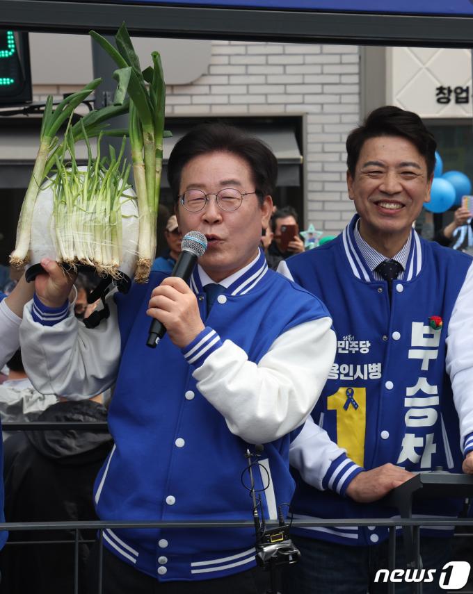 [사진] 대파 헬멧 들고 유세하는 이재명 대표