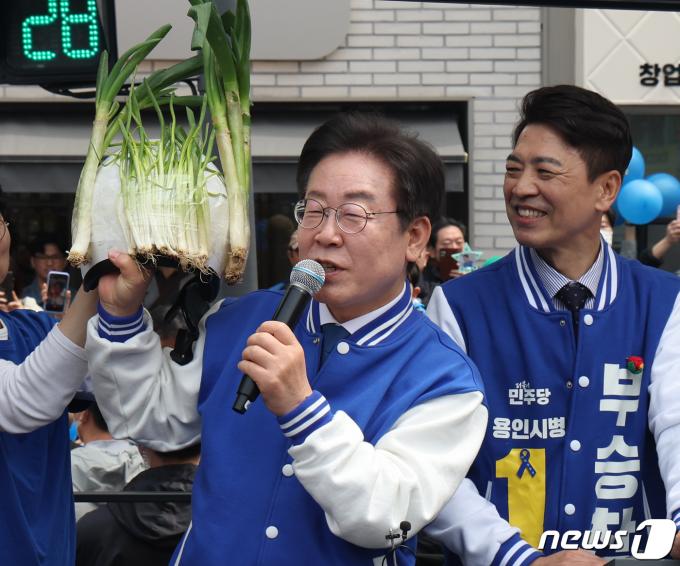 [사진] '대파 헬멧' 들고 유세하는 이재명 대표