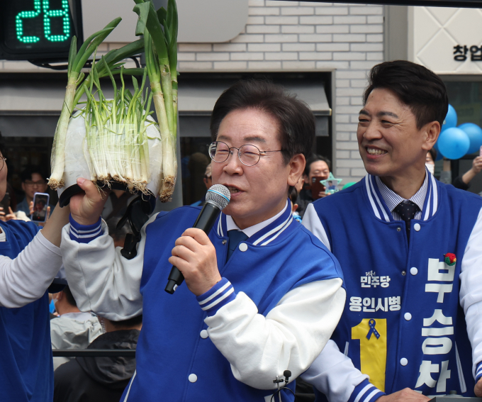 4·10 총선을 앞두고 유세에 나선 이재명 더불어민주당 대표가 6일 "(윤석열 정부가) '칼틀막', '입틀막'도 부족해 이제는 파틀막까지 한다"고 비판했다. 사진은 이 대표가 이날 경기 용인 수지구 펑덕천사거리 일대에서 열린 부승찬 용인시병 후보 지지유세에서 대파 헬멧을 들고 있는 모습. /사진=뉴스1