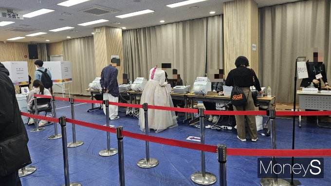 6일 오전 7시50분 서울 종로구 가회동주민센터 사전투표소에는 소중한 한 표를 행사하기 위한 유권자들의 발걸음이 이어졌다. 사진은 이날 낮 12시14분 한복을 입고 투표소를 방문한 유권자. /사진=문희인 기자
