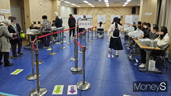 점심 시간을 앞둔 오전 11시35분쯤 유권자들로 투표소가 북적이기 시작했다. 사진은 6일 오전 11시40분쯤 가회동주민센터에서 관내 투표와 관외 투표를 나눠 진행하는 모습. /사진=문희인 기자