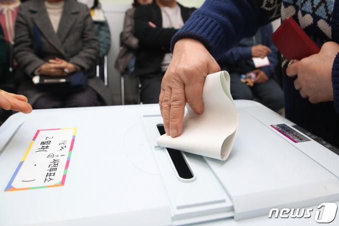 22대 총선 사전투표 둘째 날인 6일 오전 대구 중구 삼덕동 행정복지센터에 마련된 투표소에서 유권자들이 투표하고 있다. 2024.4.6/뉴스1 ⓒ News1 공정식 기자