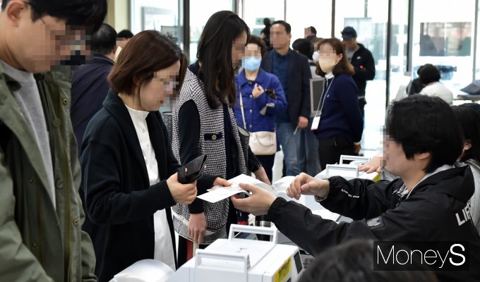 국민의힘이 중앙선관위에 유권자가 일제샴푸, 초밥 도시락 등을 지참하고 투표소에 들어갈 수 있는지를 문의했다.사진은 사전투표 첫날인 지난 5일 서울 서초구 내곡동 사전투표소 모습. /사진=임한별 기자