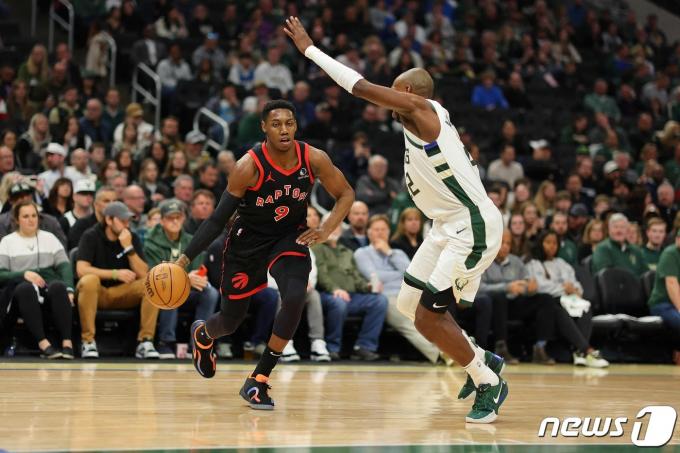 토론토가 6일(한국시간) 밀워키 파이서브 포럼에서 열린 2023-2024 NBA 정규시즌 밀워키와의 경기에서 117-111로 승리했다. ⓒ AFP=뉴스1 ⓒ News1 원태성 기자