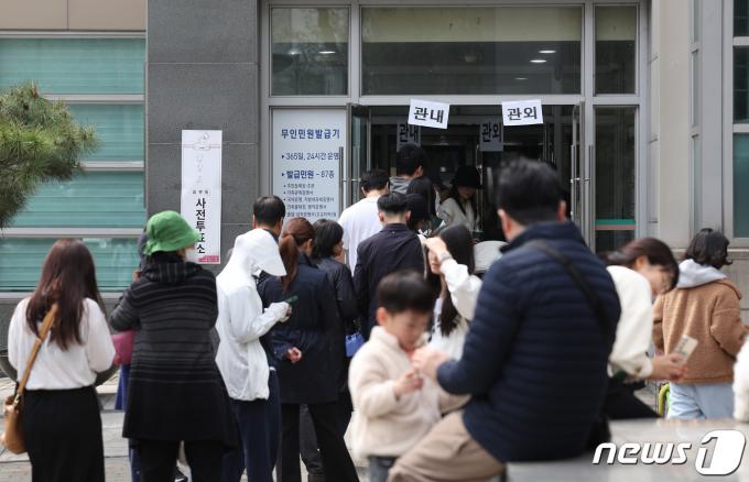 [사진] 사전투표 마지막 날 긴 대기줄