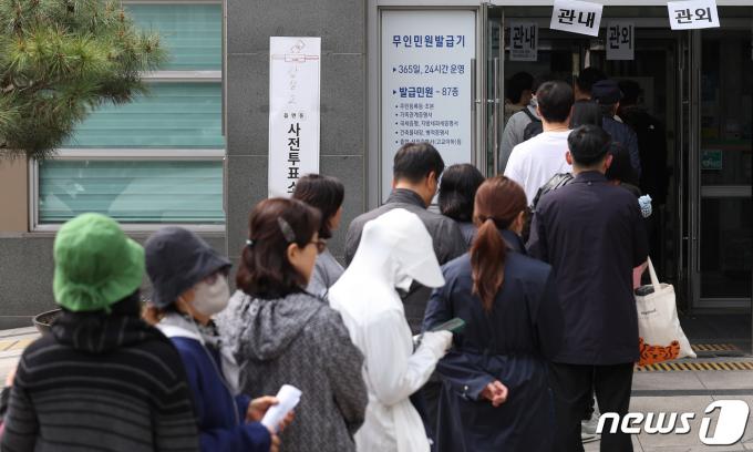 [사진] 제22대 총선 투표를 위한 기다림