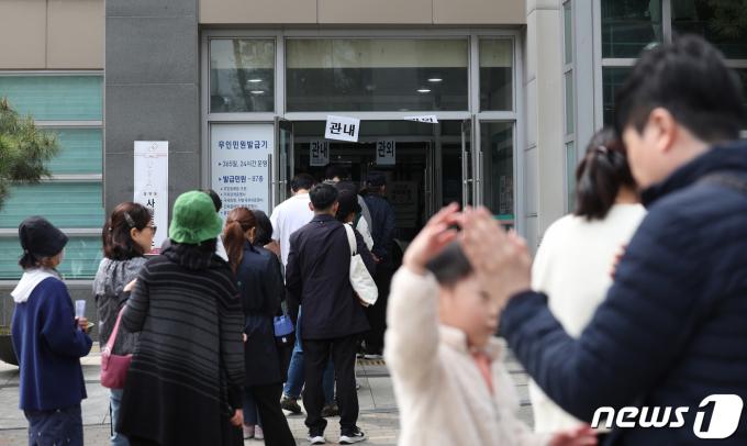 [사진] 주말 맞은 사전투표날