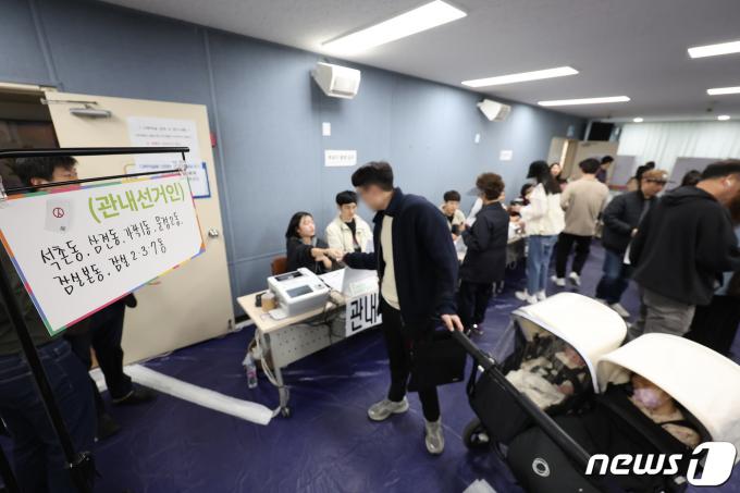 [사진] 아이와 함께 하는 투표