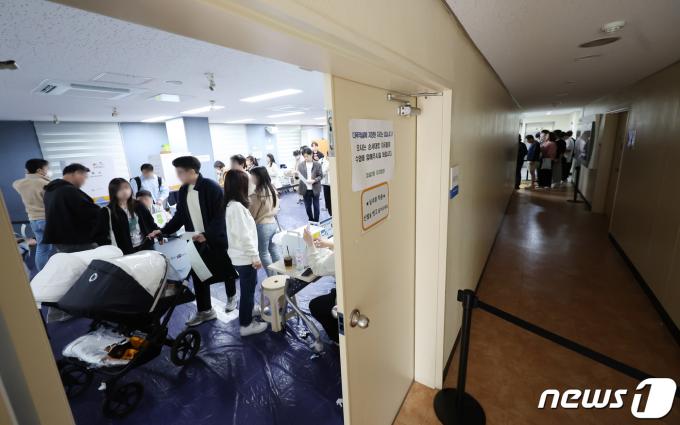 [사진] 안도 밖도 붐비는 사전투표소