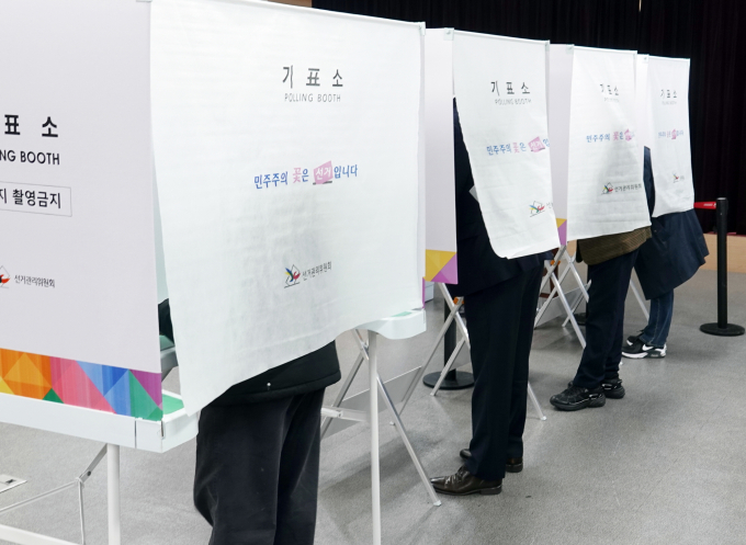 사전 투표 둘째날 제주에서 휴대전화로 기표용지를 촬영한 유권자가 적발됐다. 사진은 지난 5일 제주도의회 의원회관에 마련된 연동 사전투표소 모습. 사진은 기사 내용과 관련 없음. /사진=뉴스1