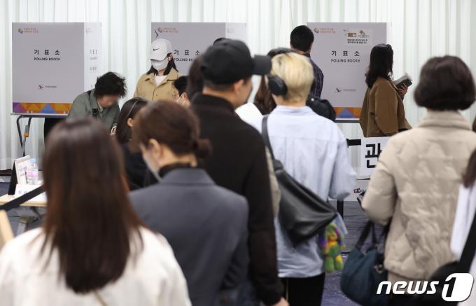 [사진] 22대 총선 사전투표 위한 기다림