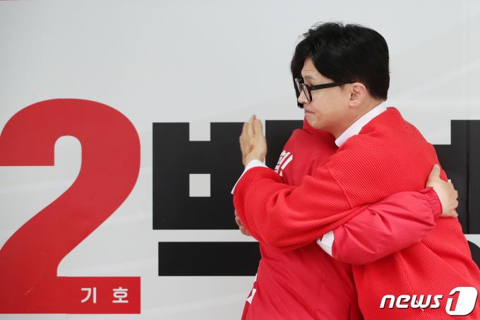 [사진] 낙동강 벨트 나선 서병수 후보 포옹하는 한동훈 위원장