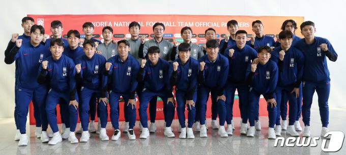 황선홍 감독이 이끄는 한국 올림픽 축구대표팀(U-23 축구대표팀)이 5일 오전 인천국제공항 2터미널에서 파리 올림픽 아시아 최종 예선을 겸해 열리는 2024 AFC U23 아시안컵 출전을 위해 출국하기 전 파이팅을 외치고 있다.  2024.4.5/뉴스1 ⓒ News1 이승배 기자
