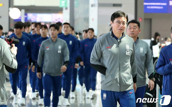 황선홍 한국 올림픽 축구대표팀(U-23 축구대표팀) 감독이 5일 오전 인천국제공항 2터미널에서 파리 올림픽 아시아 최종 예선을 겸해 열리는 2024 AFC U23 아시안컵 출전을 위해 출국하고 있다. 황선홍 감독이 이끄는 대표팀은 5일 인천공항을 통해 베이스캠프인 두바이로 이동, 중동 현지 적응을 시작한다. 이후 10일 결전지 도하로 이동, 2024 아시아축구연맹(AFC) U23 아시안컵을 준비한다. 한국은 17일 UAE와의 1차전을 시작으로 19일 중국과 2차전, 22일 일본과 3차전을 각각 치를 예정이다. 2024.4.5/뉴스1 ⓒ News1 이승배 기자