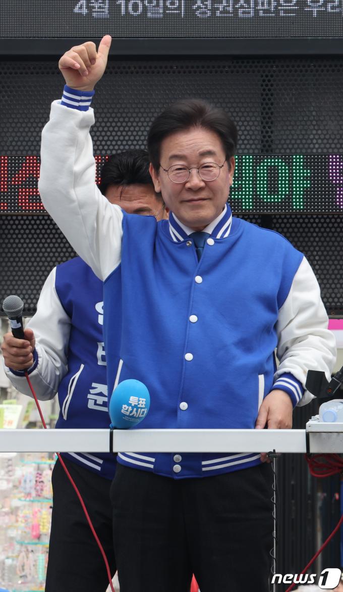 [사진] 이재명 대표 '엄지 척'