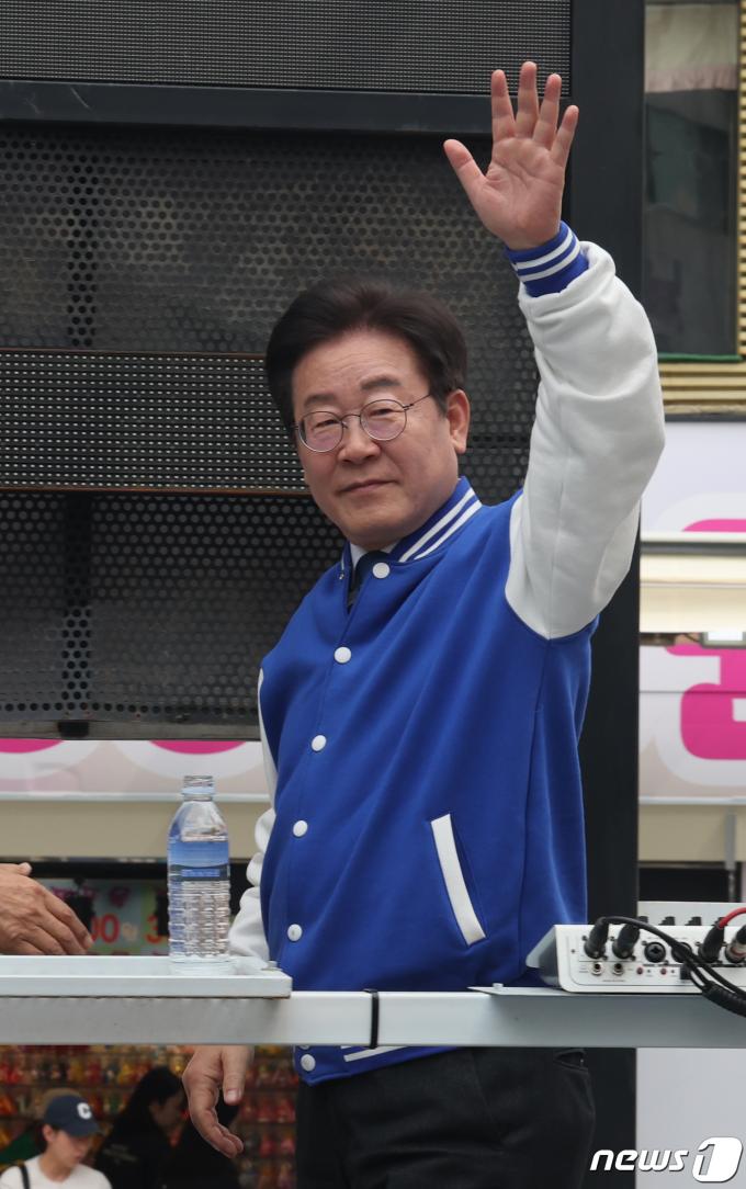 [사진] 손 인사하는 이재명 대표