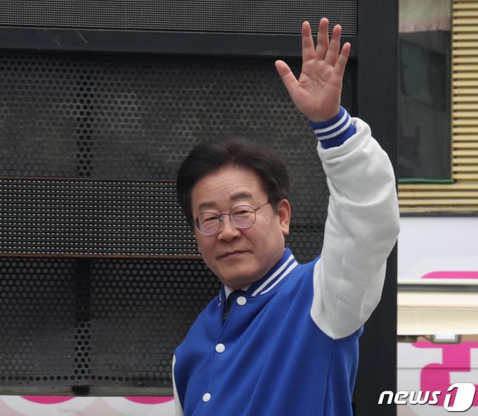 [사진] 손 인사하는 이재명 대표