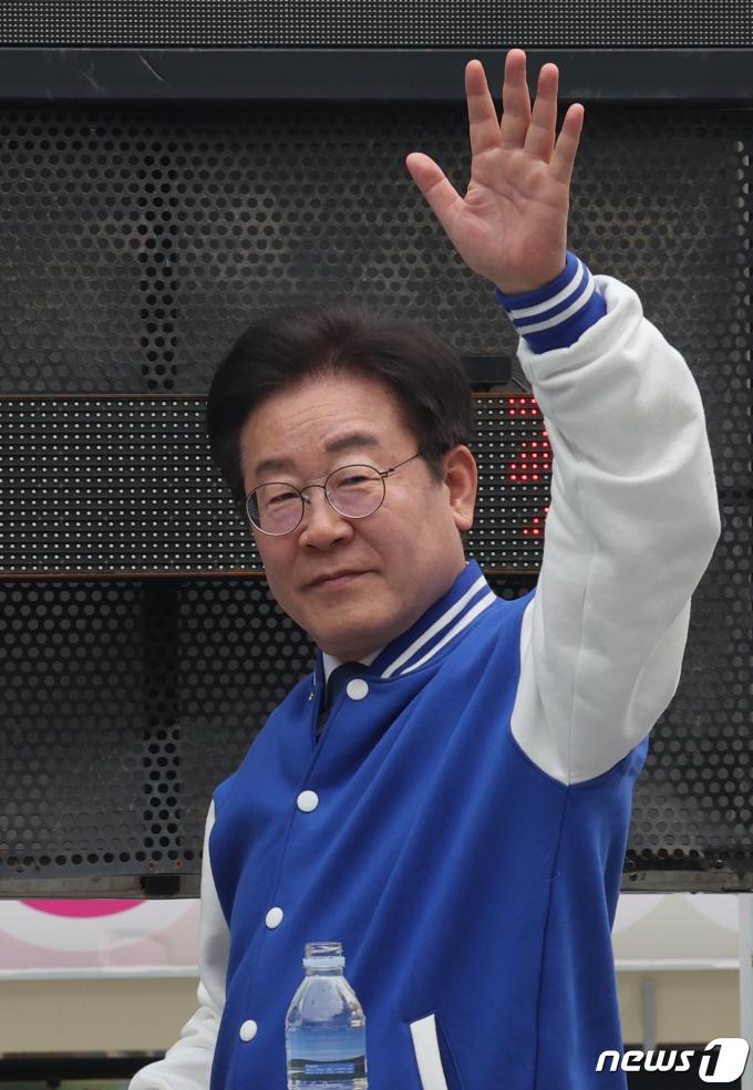 [사진] 손 인사하는 이재명 대표