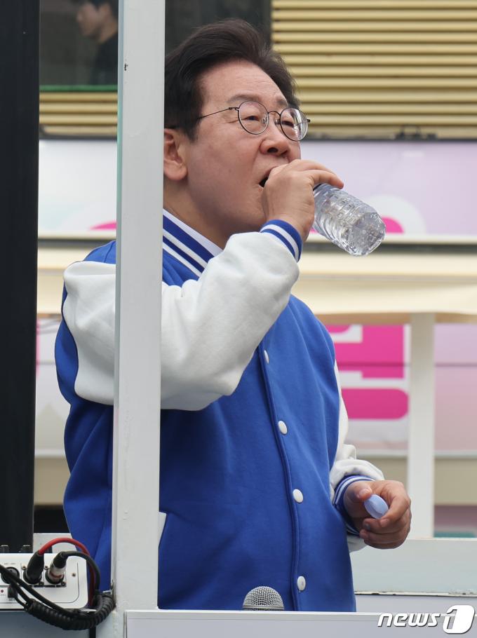 [사진] 이재명 대표 '유세 갈증'