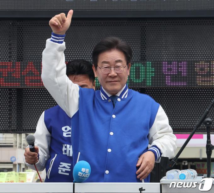 [사진] 이재명 대표 '엄지 척'