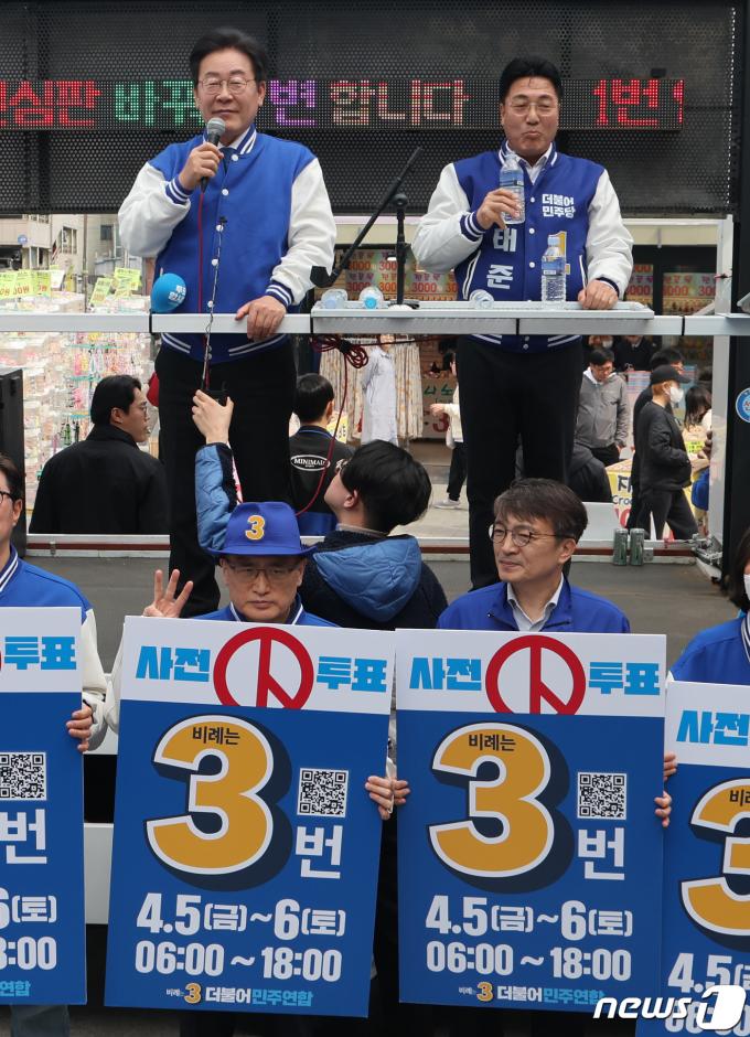 [사진] 이천 중앙로문화거리 찾은 이재명 대표