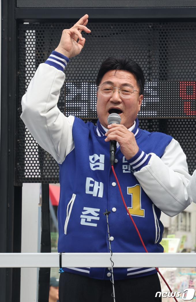 [사진] 지지호소하는 엄태준 후보
