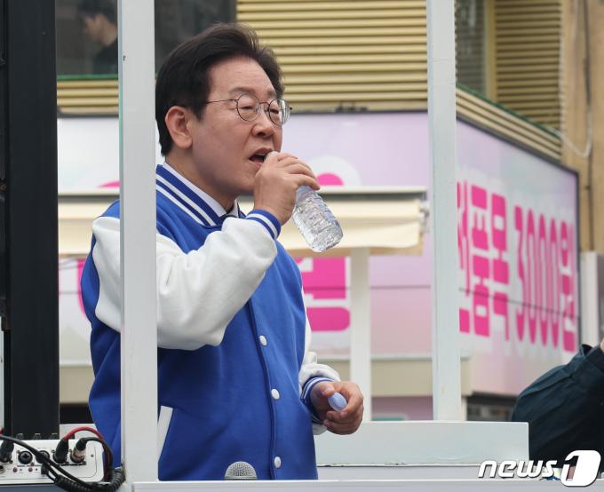 [사진] 이재명 대표 '유세 갈증'