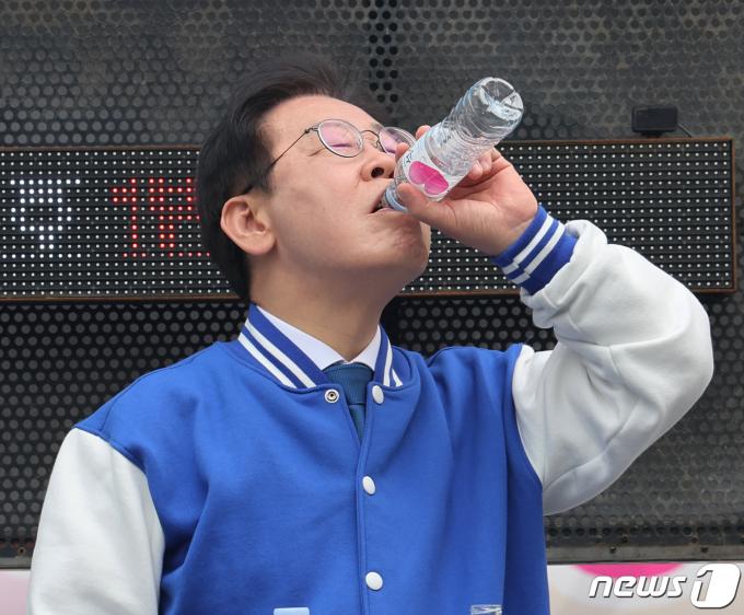 [사진] 이재명 대표 '갈증'
