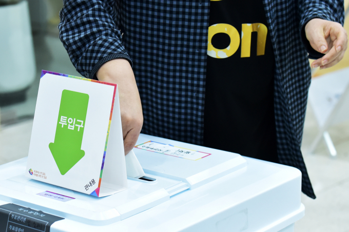 사전투표 둘째날인 6일 오후 3시 기준 누계 투표율이 26.53%로 집계됐다. 사진은 사전투표 첫날인 지난 5일 서울 서초구 내곡동 사전투표소 모습. /사진=임한별 기자