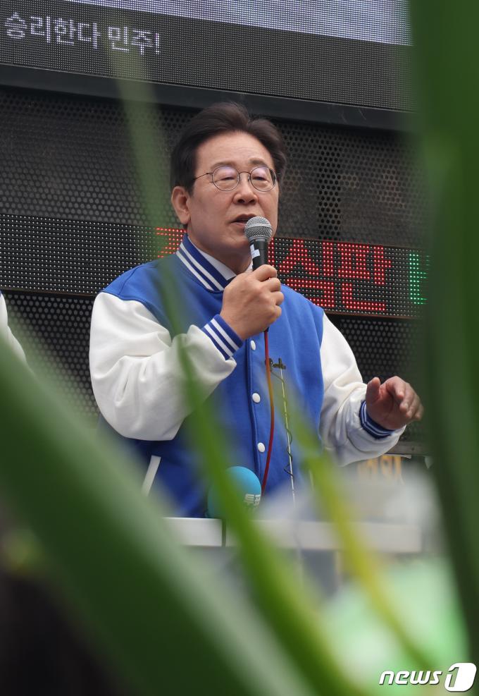 [사진] 대파 사이로 보이는 이재명 대표
