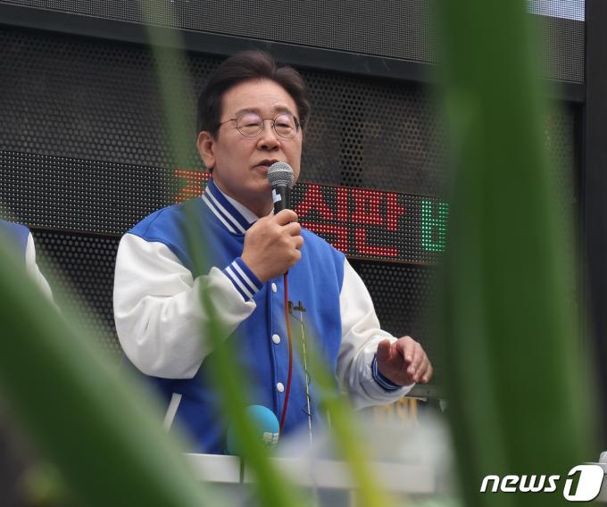 [사진] 대파 사이로 보이는 이재명 대표