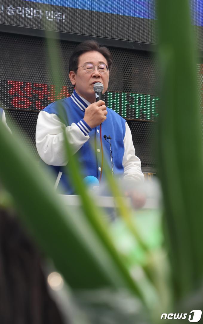 [사진] 대파 사이로 보이는 이재명 대표