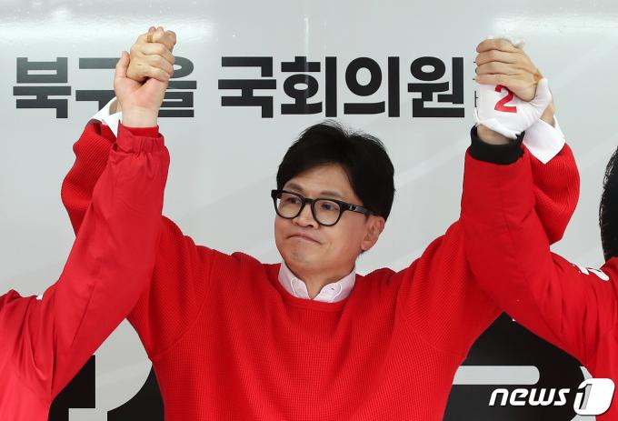 [사진] 한동훈 위원장 '후보들 손 꼭 잡고'
