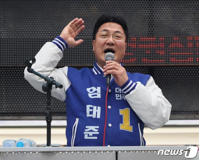 [사진] 지지 호소하는 엄태준 후보