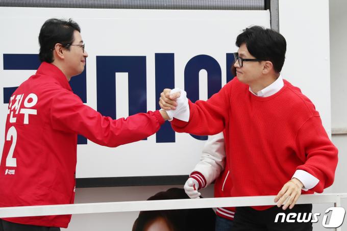 [사진] 한동훈 위원장 '주진우 후보 손 잡고'